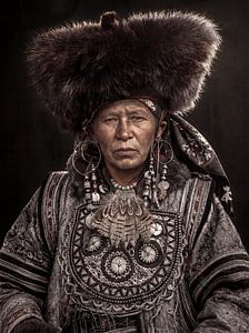 Frau aus der Mongolei in Festkleidung (um 1920)