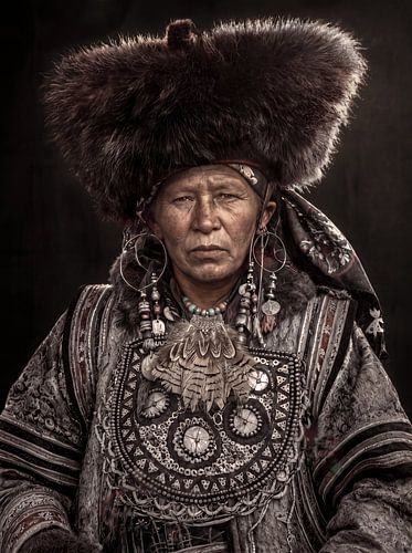 Frau aus der Mongolei in Festkleidung (um 1920)