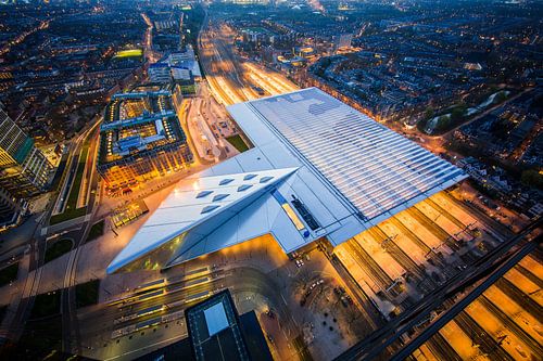 Rotterdamer Hauptbahnhof am Abend