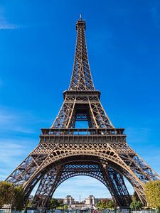 View to the Eiffel Tower in Paris, France van Rico Ködder