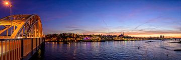 Nijmegen skyline aan de Waal tijdens zonsondergang van Sjoerd van der Wal Fotografie