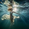 Dansende Vrouw: Poëtisch Ballet Onderwaterfotografie Schilderij van Surreal Media