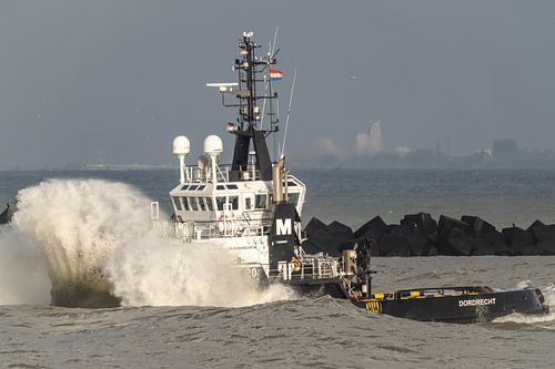 Sleepboot En Avant 20 trotseert ruwe zee.