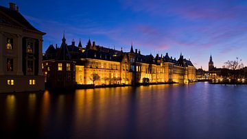 Hofvijver in Den Haag tijdens het blauwe uur van Maurice Haak