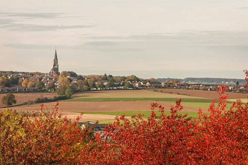 De kerk van Vijlen in de herfstkleuren