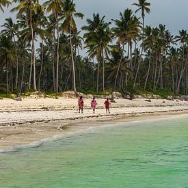 Masai krijgers op het strand in Zanzibar by Easycopters