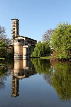 Kerkgebouw in het voormalige Oost-duistland gespiegeld in het water