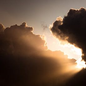 Une fissure dans les nuages sur Joshua van Nierop