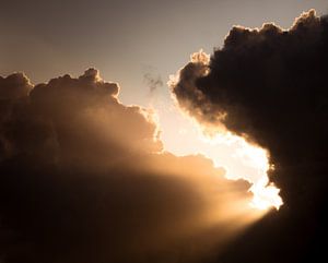 Ein Riss in den Wolken von Joshua van Nierop