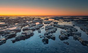 Zonsondergang Waddenzee tijdens eb van Martijn van Dellen