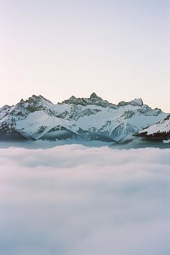 Pieken boven de zee van wolken van Poster Art Shop