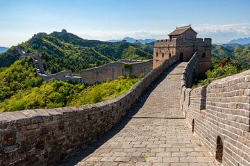 De Grote Muur bij Jinshanling in China van Roland Brack