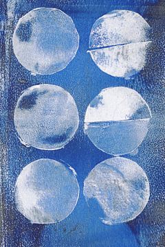 Moderne abstracte minimalistische kunst in blauw, wit, roestbruin. van Dina Dankers