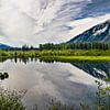 Panorama van spiegelend bergmeer, Canada van Rietje Bulthuis