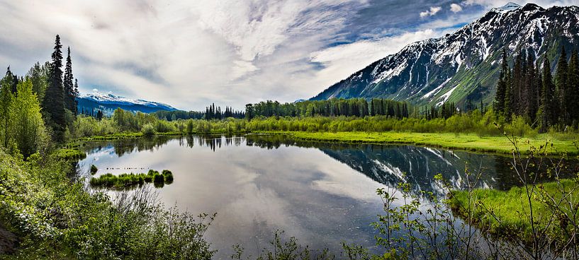 Panorama van spiegelend bergmeer, Canada van Rietje Bulthuis