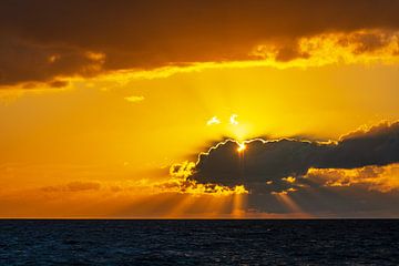 Zonsondergang op de Oostzee tijdens de Hanse Sail in Rostock van Rico Ködder