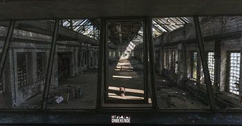 Kontrollraum mit Blick in die Fabrikhalle.