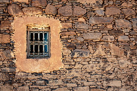 Altes Fenster in der Kasbah von Tizourgane, Marokko von Ron van der Stappen