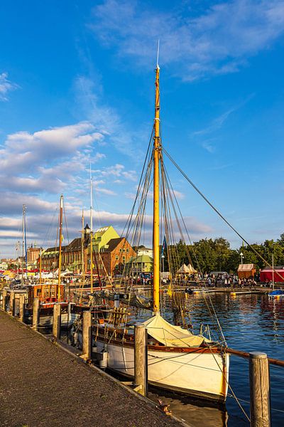 Zeilschepen in de museumhaven tijdens de Hanse Sail in Rostock van Rico Ködder