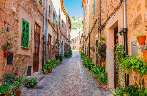 Mooie straat in het mediterrane dorp Valldemossa op Mallorca, Spanje