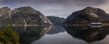 Cruising along the Eidfjorden van Ronald Smeets Photography