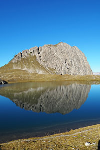 Kraft Tirols, wo alpine Weiten, Felsformationen und sanfte Bergwiesen eine kraftvolle, harmonische Landschaft formen.