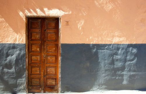 Hausfassade mit alter Holztür