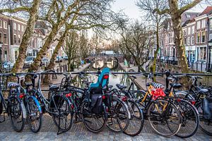 Typical view: Dutch bikes along the Old Canal in the city of Utrecht von De Utrechtse Internet Courant (DUIC)