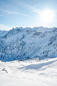 prachtig uitzicht in de winter op de Allgäuer Alpen zoals de Trettachspitze van Leo Schindzielorz