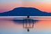 Sonnenaufgang am Balaton Plattensee in Ungarn mit dem Berg Badacsony von Daniel Pahmeier