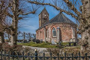 Doorkijkje op het kleine kerkje van Swichum op n terp vlak onder Leeuwarden in Friesland