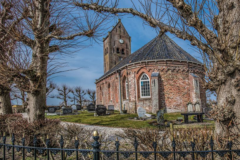 Doorkijkje op het kleine kerkje van Swichum op n terp vlak onder Leeuwarden in Friesland van Harrie Muis