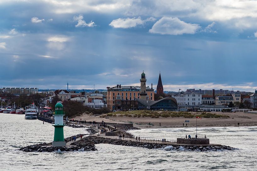 Mole an der Ostseeküste in Warnemünde van Rico Ködder