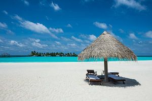 LPH 71161639 Parasol sur une plage blanche aux eaux turquoises, Maldives, océan Indien sur BeeldigBeeld Food & Lifestyle