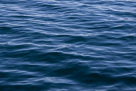 Eau bleu foncé