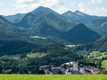 Oostenrijk, zicht op dorp in het dal van Raymond Schrave