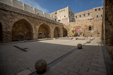 Binnenplaats van Kasteel van de Tempeliers in Accra, Israel van Joost Adriaanse