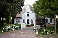 Twisk, Westfriesland: Bauernhof mit Glockenturm von Kees van Dun Miniaturansicht