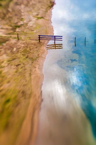 Een houten hek in de uiterwaarden van de Rijn. 