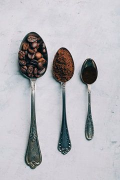 Drie antieke lepels met koffie 12538166 van BeeldigBeeld Food & Lifestyle