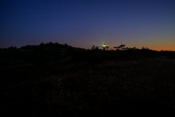 Vuurtoren Vlieland - licht in de duisternis van Roel Ovinge