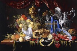 Une tarte sur une assiette en étain, un citron partiellement pelé, une cuillère en argent sur une as