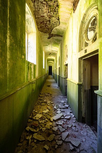 Corridor vert abandonné. par Roman Robroek - Photos de bâtiments abandonnés