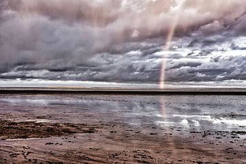 Een regenboog boven de Waddenzee van HGU Foto