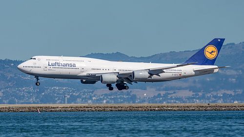 Landende Lufthansa Boeing 747-8 passagiersvliegtuig.