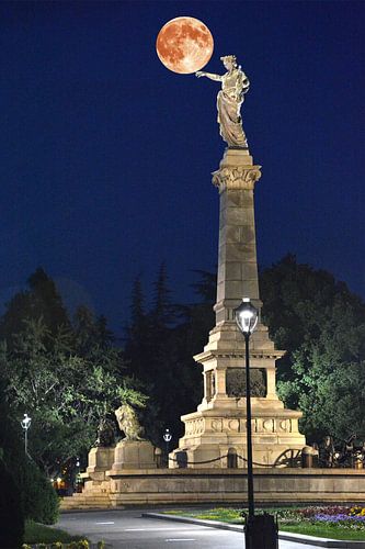 With moon in the hand