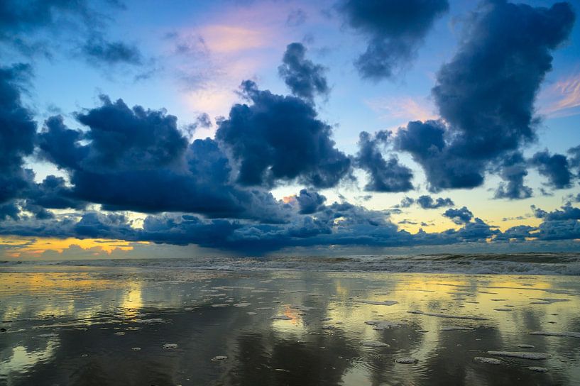 Sunset at the beach of Texel with dark clouds in the ksy by Sjoerd van der Wal Photography