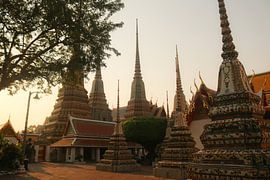 Stupas de Bouddha carrelés en mosaïque dans le temple Wat Pho. sur kall3bu