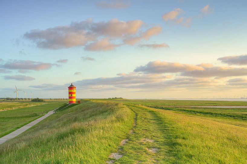 Op de dijk bij de vuurtoren van Pilsum van Michael Valjak