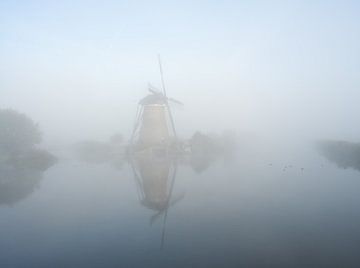 Moulin dans le brouillard à Kinderdijk